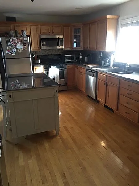 4 bed, 4.0 bath, 2300 sqft, $4,200 — Photo 3