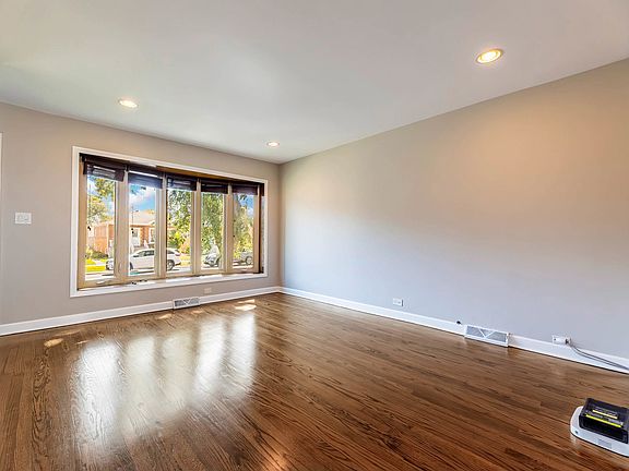 3rd image of 4810 S Lamon Ave