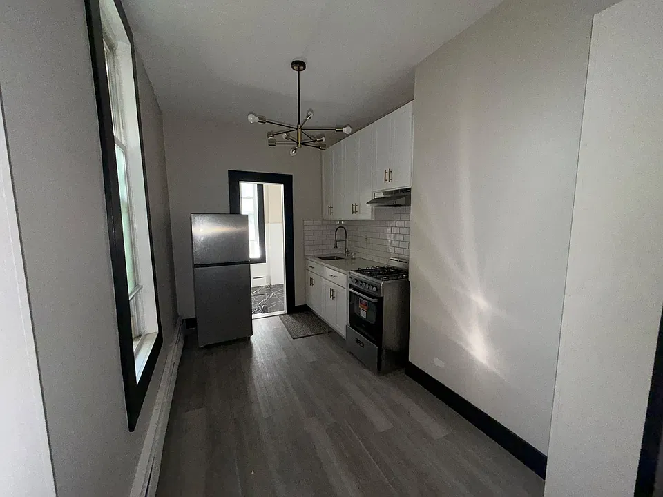 61 Laidlaw Ave #17E