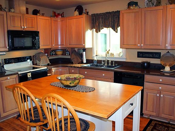 03 - Kitchen - View A
