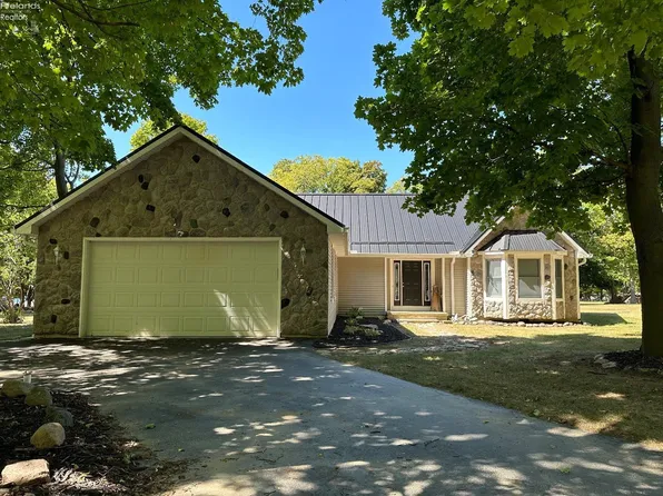 107 Valerie Trl, Kelleys Island, OH 43438