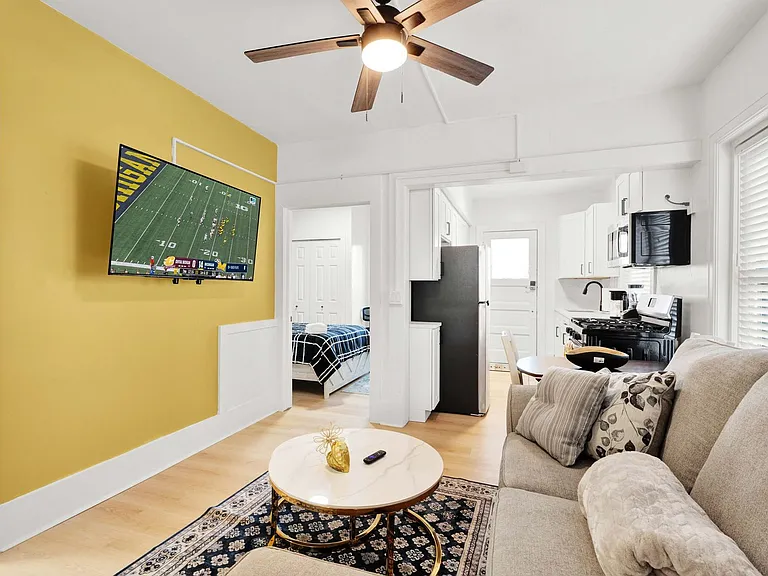 1032 Vaughn St — Photo 2