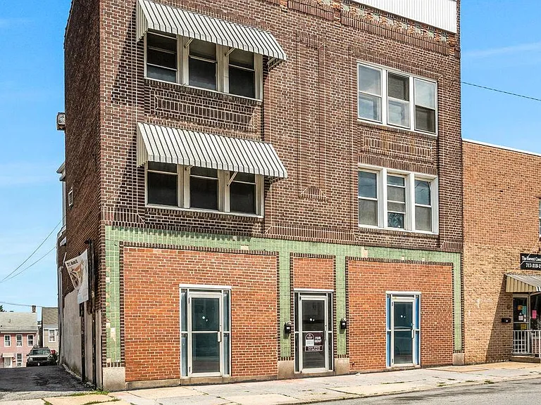 727 E Market St — Photo 1