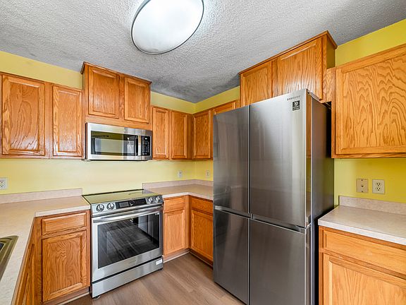 Closer look at the kitchen - look at the higher end newer appliances.