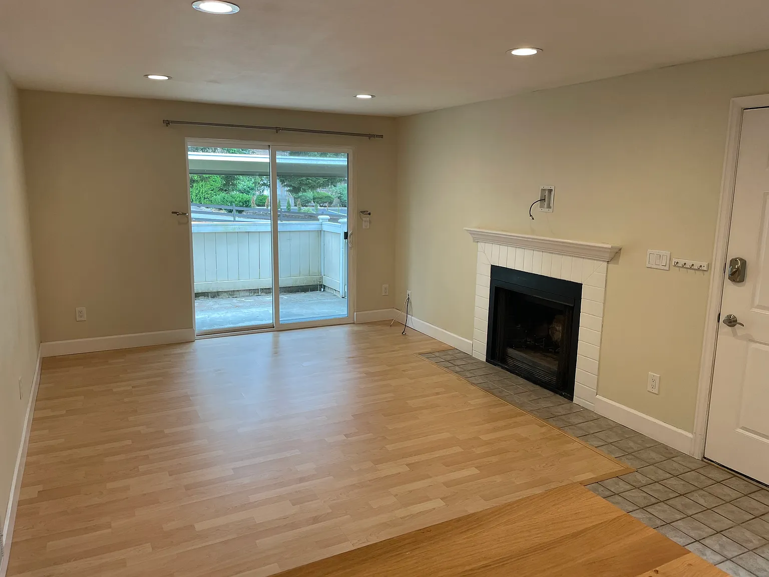 2 bed, 776 sqft, $2,200 — Photo 2
