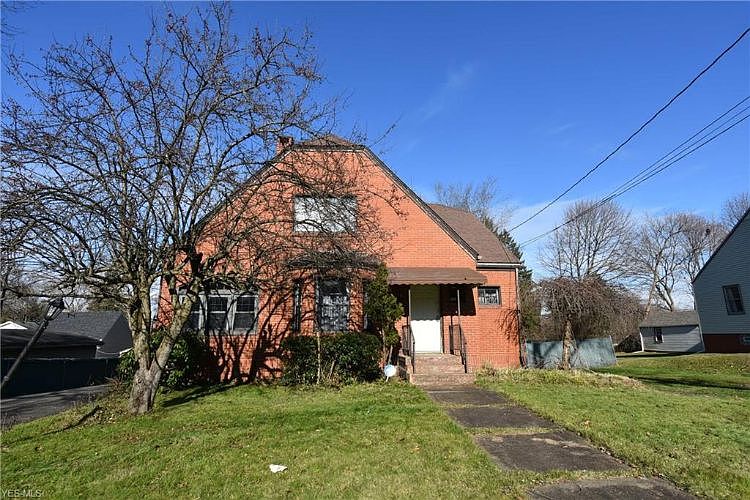 1st image of 752 Lake Dr