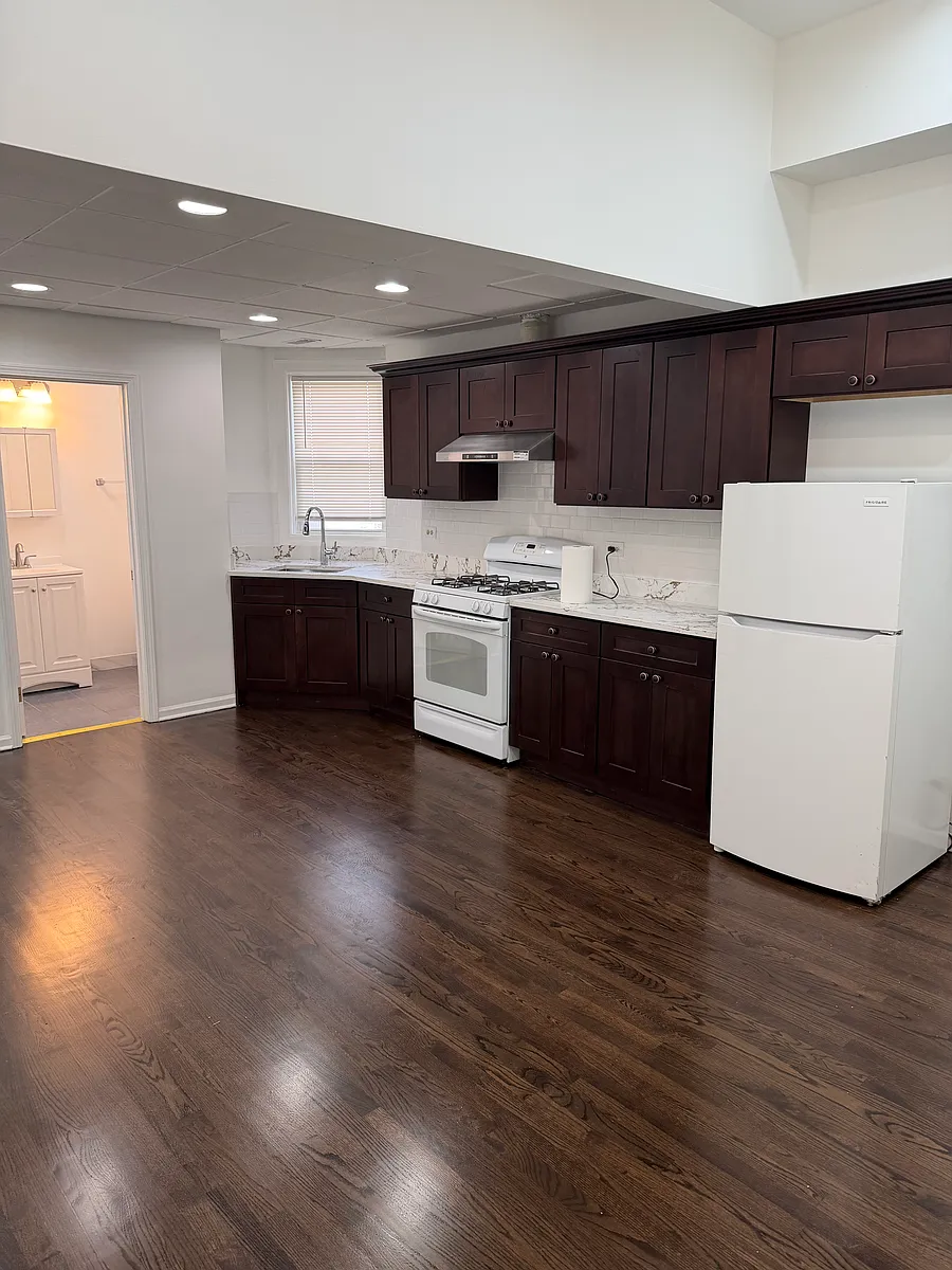 Building Photo - 462 W 29th St #2R