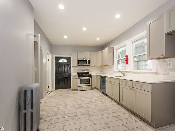 3rd image of 4 Hawthorne Pl