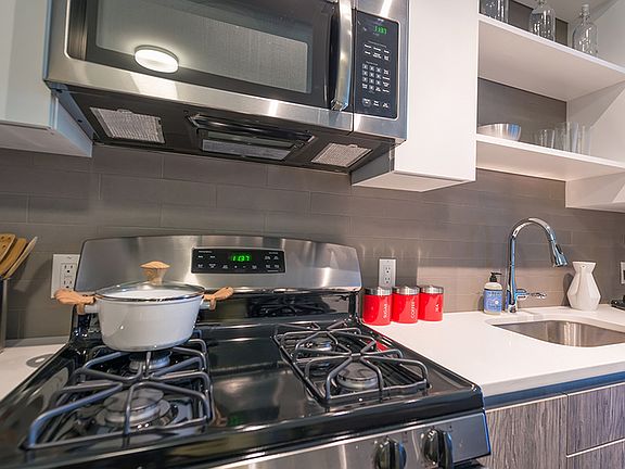 Chef's kitchen with gas cooktop's