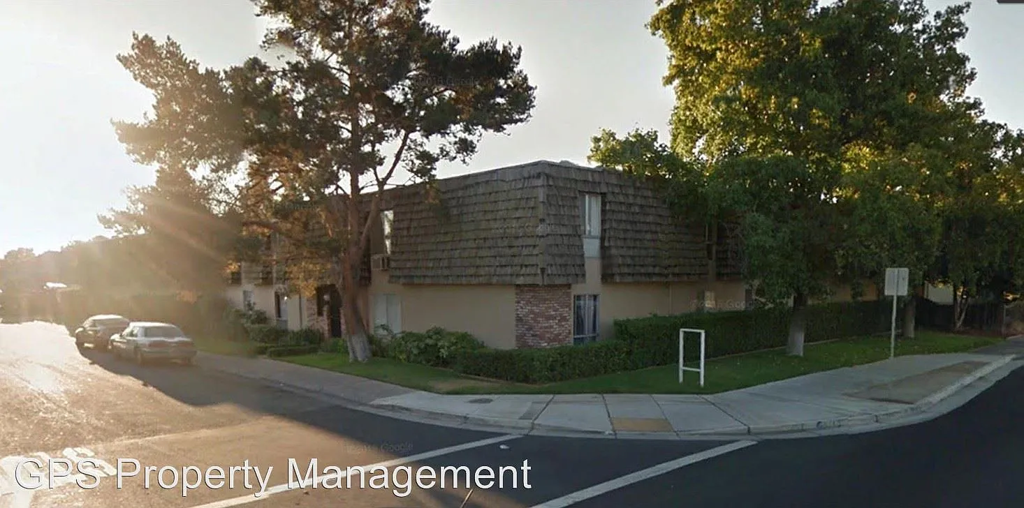 110 E Grove St APT 12 photo 1