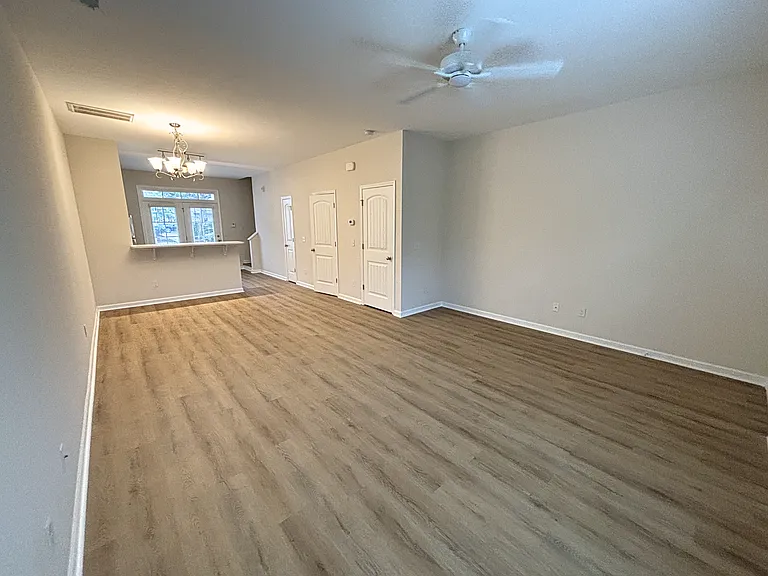 202 Jordan Ln — Photo 5