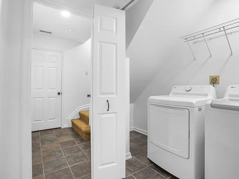 423 McDaniel Dr — Photo 23