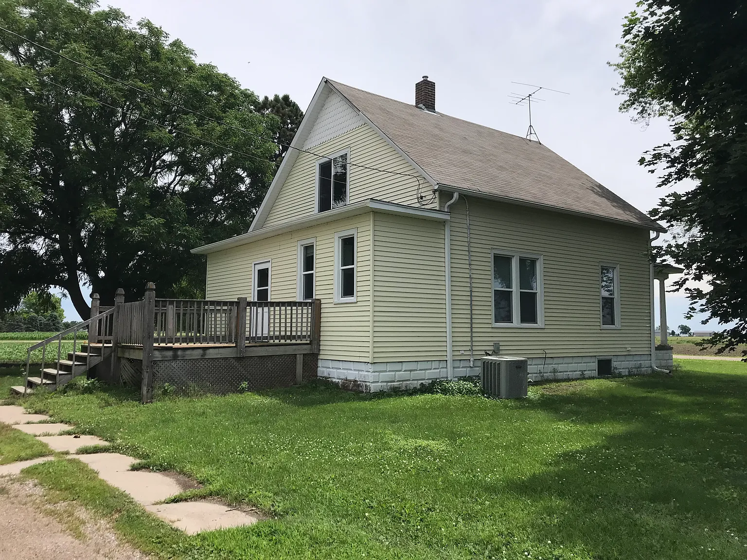 3 bed, 1302 sqft, $2,000 — Photo 2