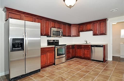 2nd image of 10 S Larchmont Ave #10