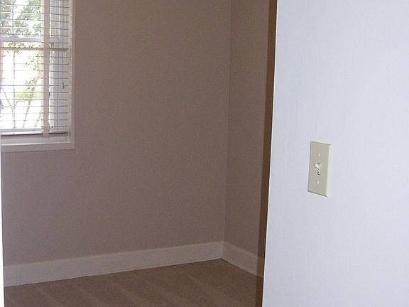 5th image of 100 Lewis Dr Unit 1-B
