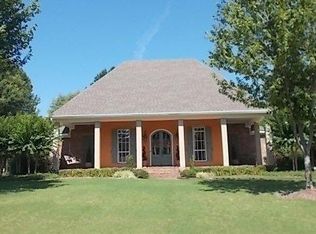 57 S Glen Brook Dr, Grenada, MS 38901