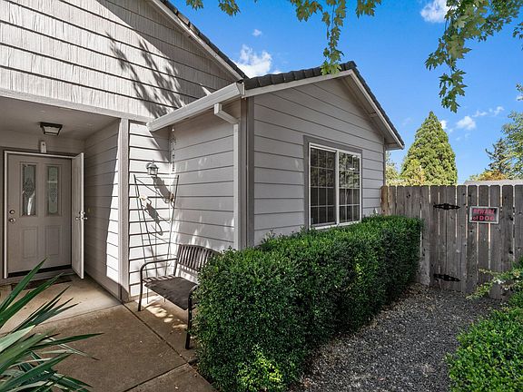 3rd image of 909 Colinwood Ln