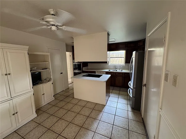 2716 Adrienne Cir — Photo 2