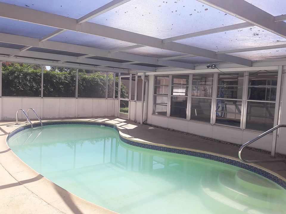 POOL HOME WITH BIRD CAGE