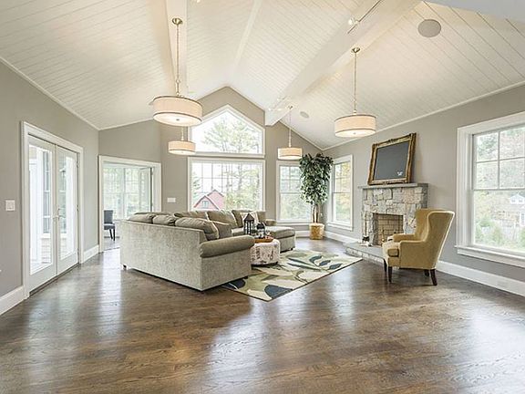 5th image of 108 Fox Hill St