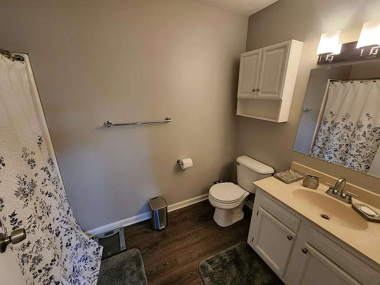 Second full bathroom located off of hallway