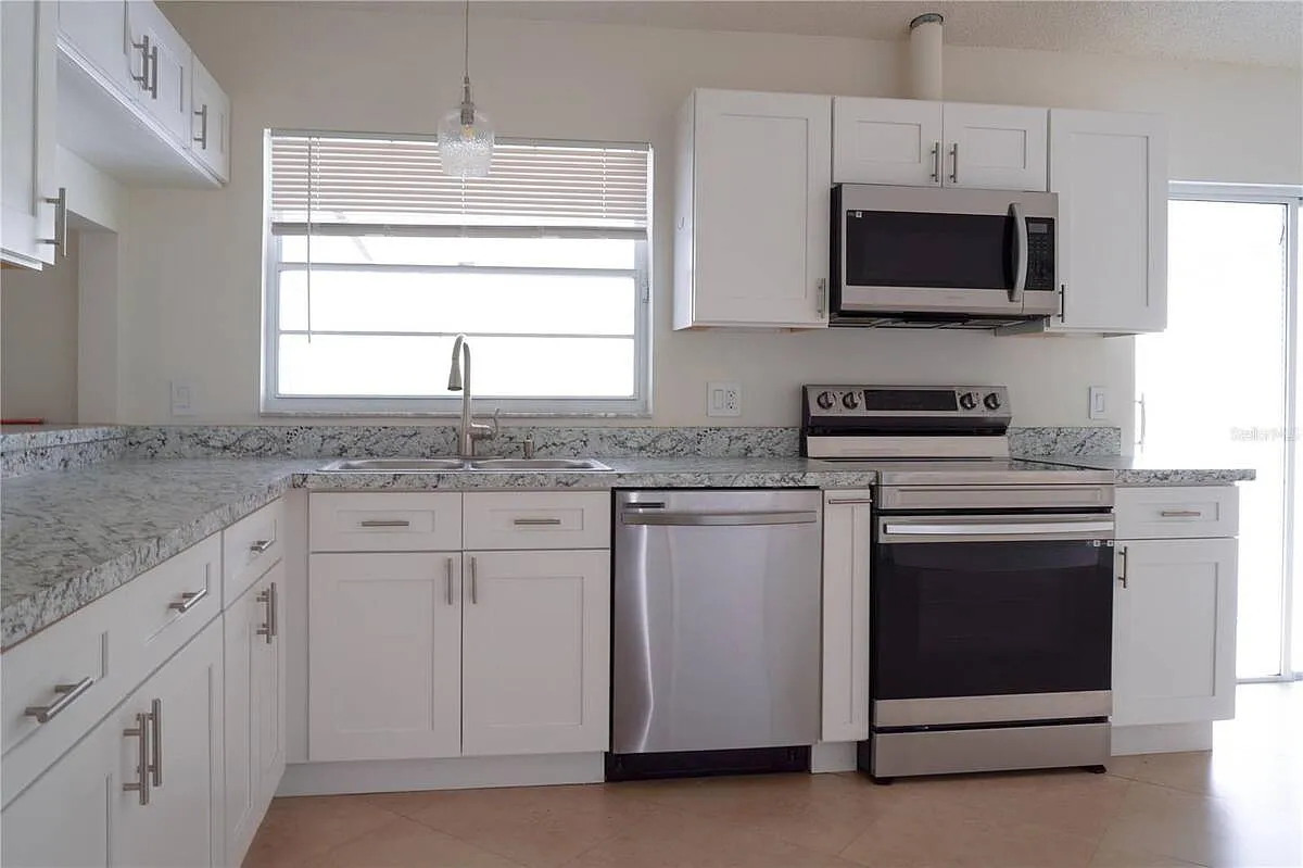 2 bed, 2.0 bath, 1662 sqft, $2,400 — Photo 2