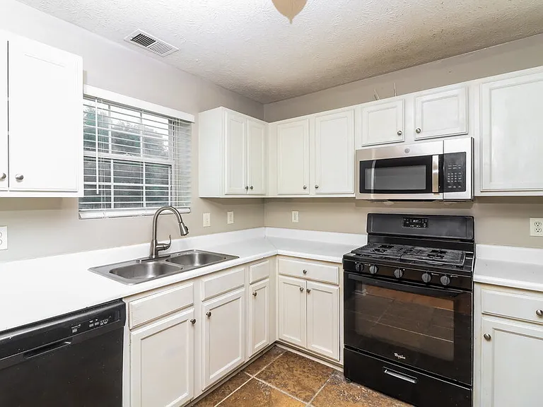 2991 Heather Lake Dr — Photo 10