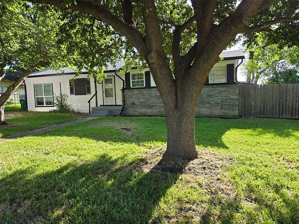 906 Debus Dr