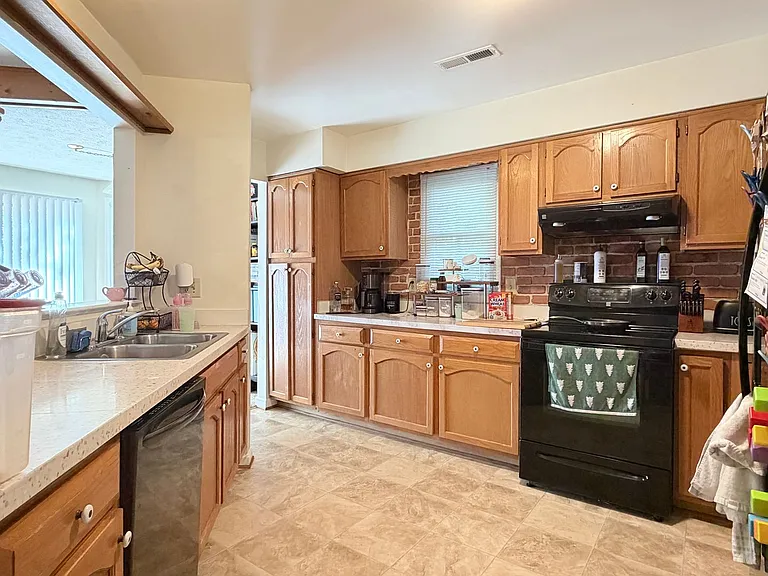 202 Sheffield Ln — Photo 10
