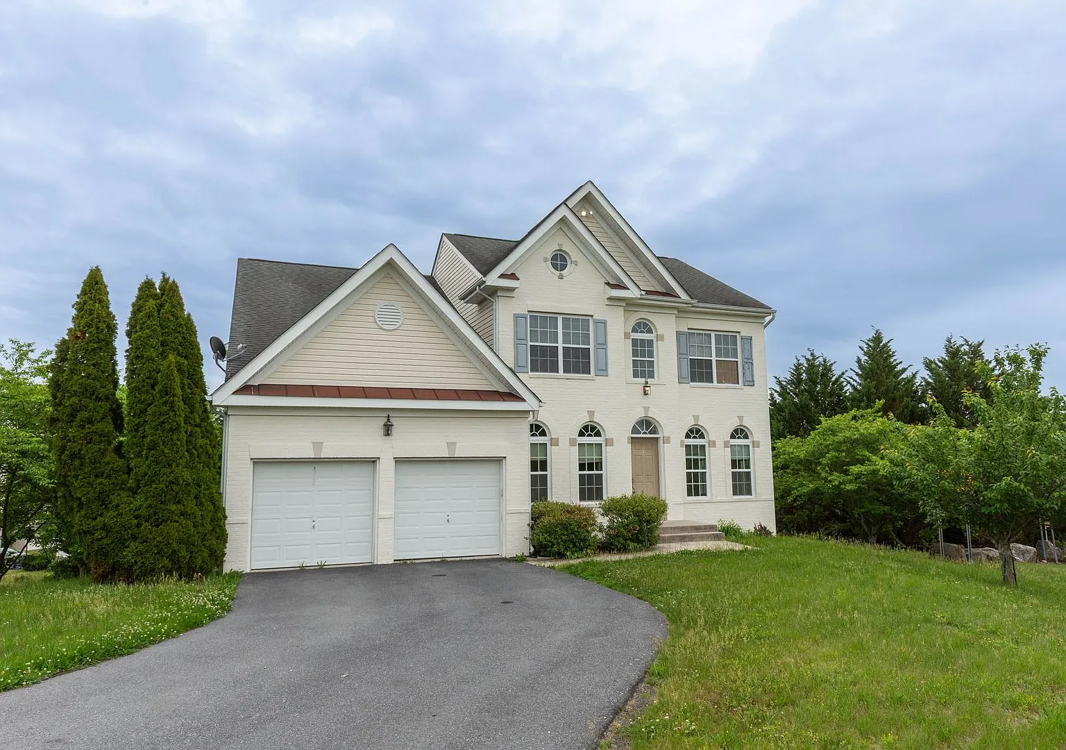 5 Bed, 3.5 Bath, Single Family Home in Martinsburg, WV — Photo 2