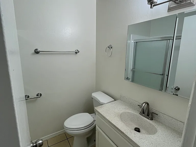 1726 N Garfield Pl #17 — Photo 8