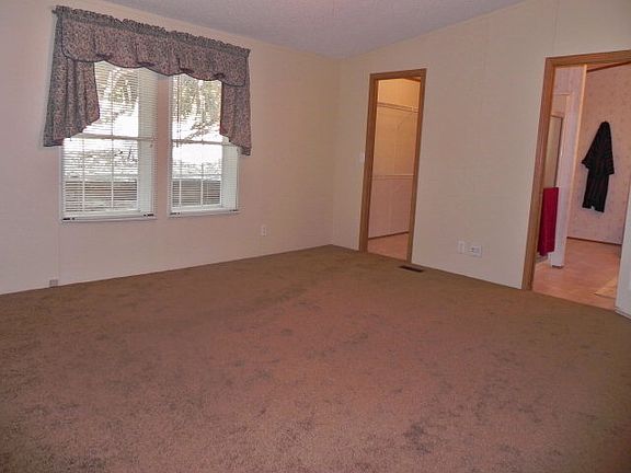 3rd image of 525 Deer Dr