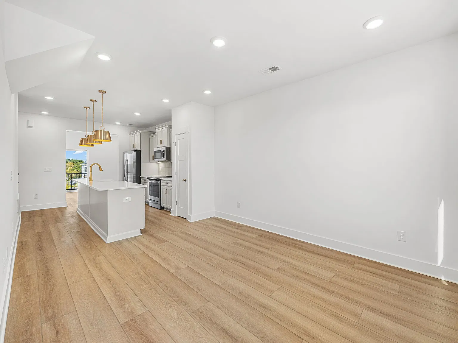 2 bed, 2.5 bath, 1587 sqft, $2,300 — Photo 4