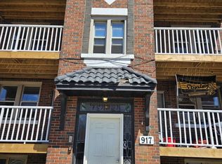 917 Main St E #3, Hamilton, ON L8M 1M6