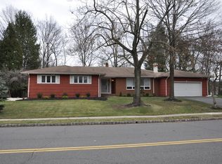 5 Hidden Lake Dr, North Brunswick, NJ 08902