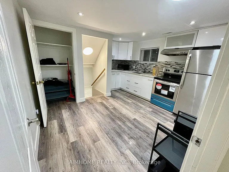 4090 Woodington Dr #LOWER — Photo 2