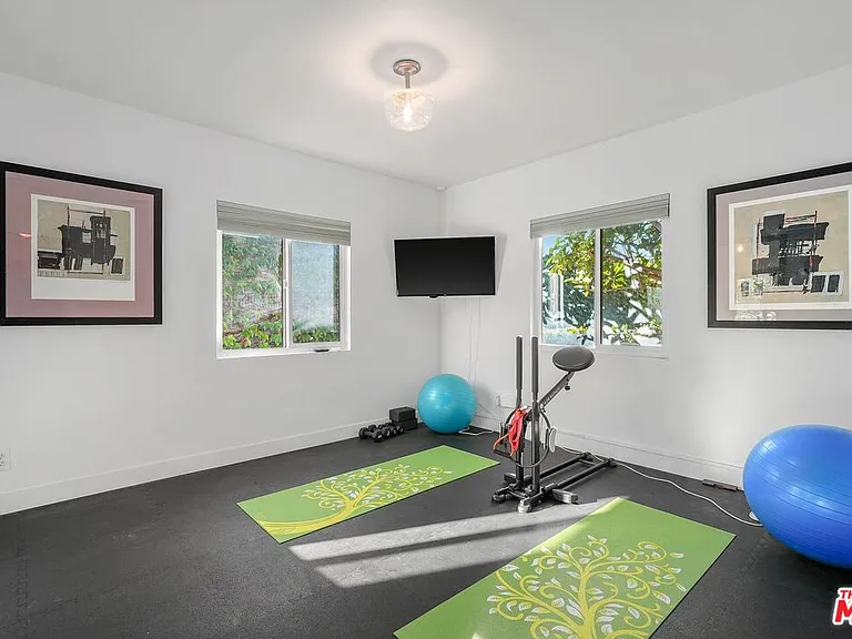 1155 S Rimpau Blvd — Photo 23