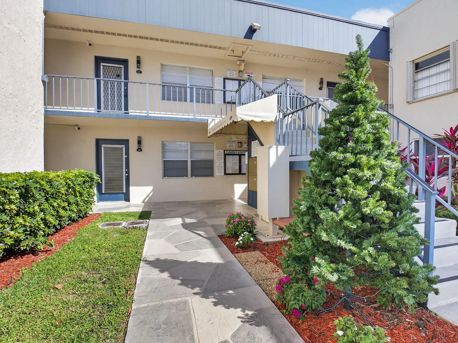 2 bed, 2.0 bath, 920 sqft, $2,400 — Photo 2