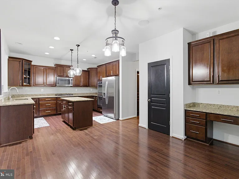 7585 Holly Ridge Dr — Photo 9