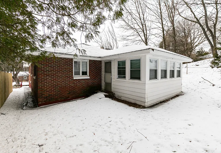 605 Crawford Ave — Photo 3