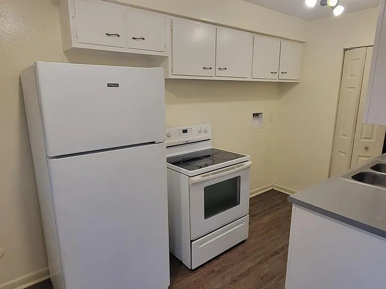 2102 Bickmore Ave — Photo 10