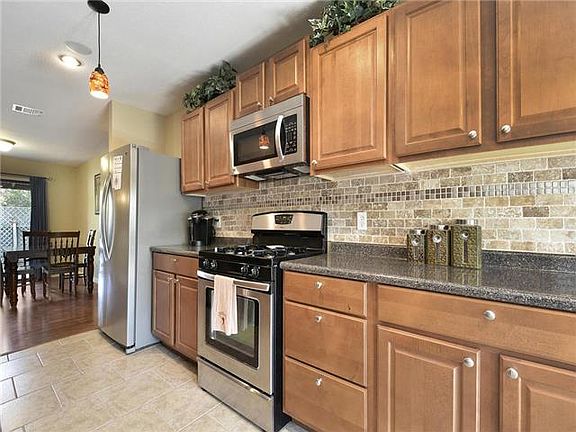 3rd image of 501 Live Oak Dr