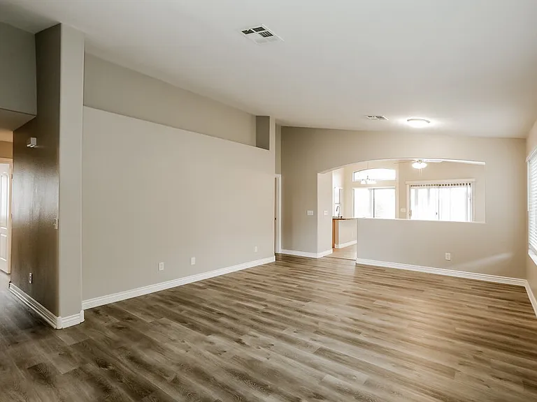 1079 E Yuma Ave — Photo 4