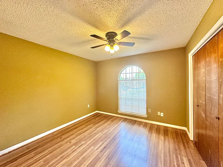 912 Laurie Ln — Photo 17