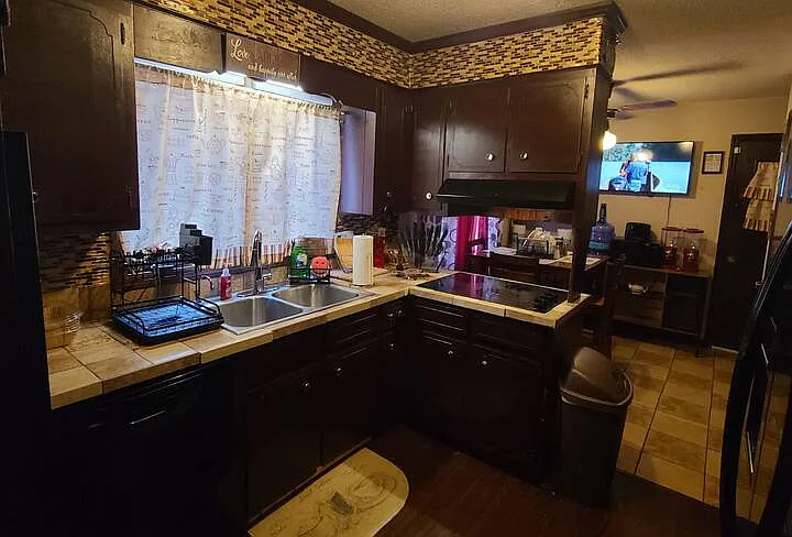 Fully equipped kitchen with kitchenette area, Alexa Assistant for controlling smart home & 50 inch smart TV.