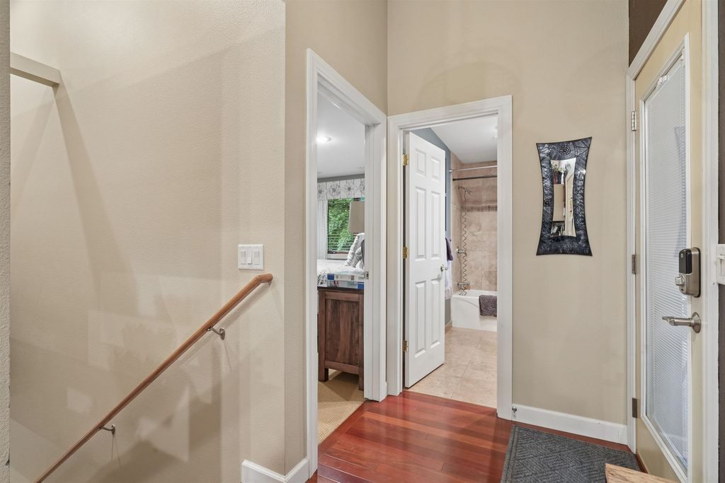 742 Clarke Dr, Dubuque, IA - View 3