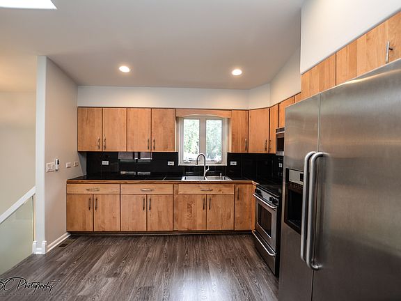 3rd image of 225 W Hawthorne Dr