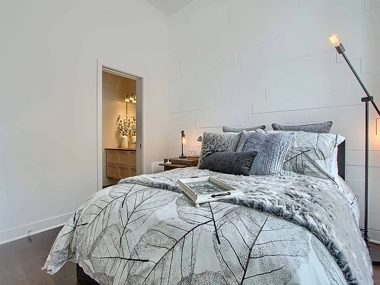 460 Saint Laurent Blvd — Photo 24