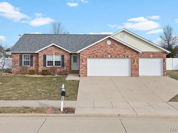 195 Baneberry Dr, Highland, IL 62249