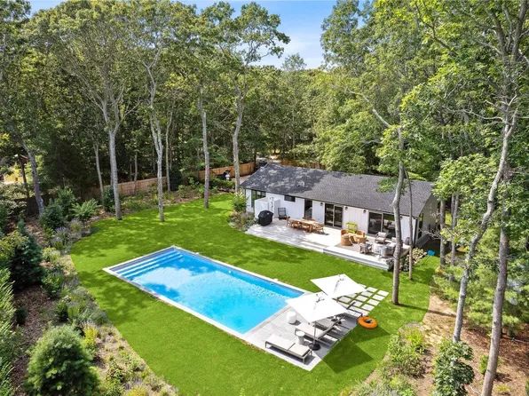 8 Bathgate Road, Wainscott, NY 11975